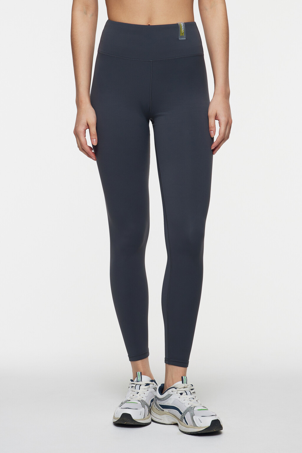 Леггинсы спортивные облегающие с нашивкой - цвет серый - 1