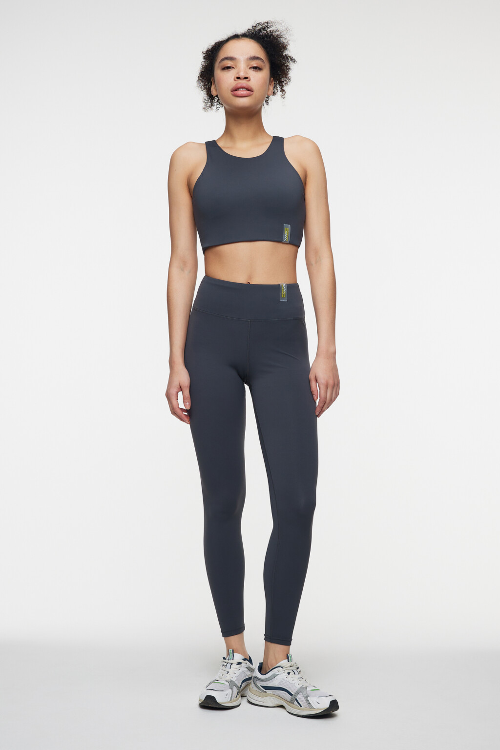 Леггинсы спортивные облегающие с нашивкой - цвет серый - 4