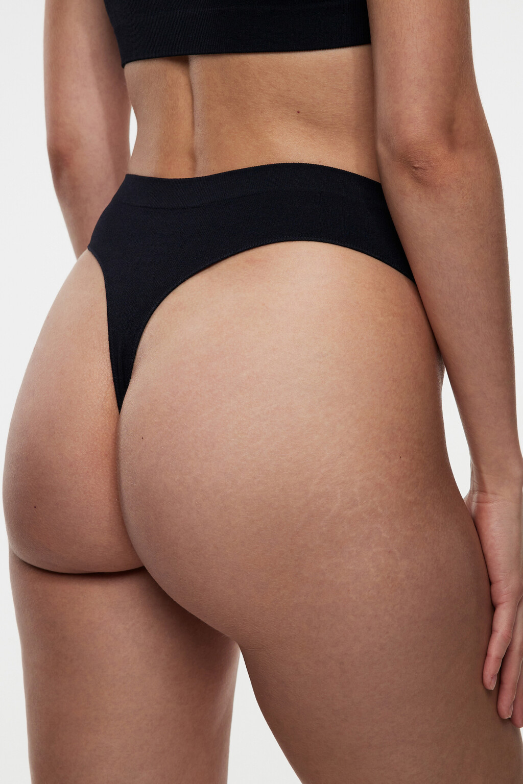 Трусики-стринги бесшовные в мелкий рубчик - цвет черный - 2