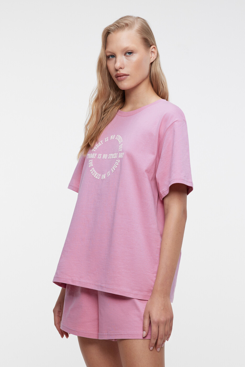 Пижама с футболкой и шортами хлопковая с принтом - цвет розовый - 2