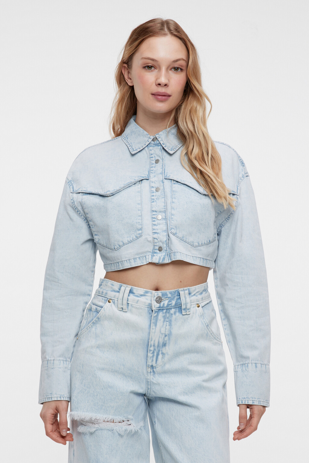 Куртка-джинсовка укороченная с нагрудными карманами - цвет голубой - 2