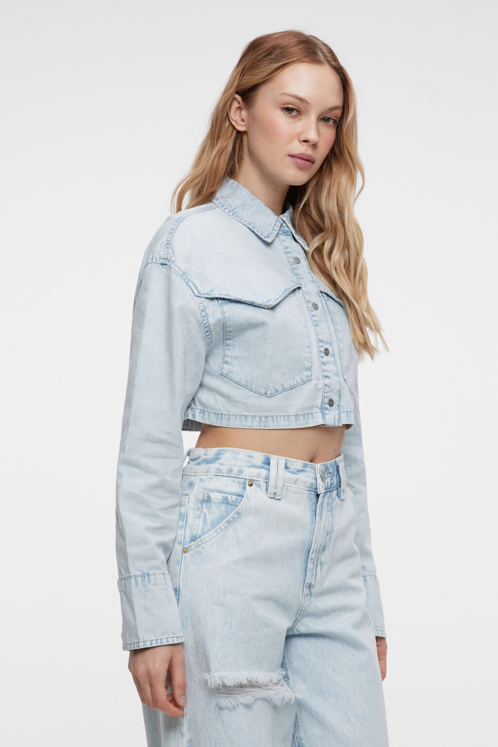 Куртка-джинсовка укороченная с нагрудными карманами - цвет голубой - 3