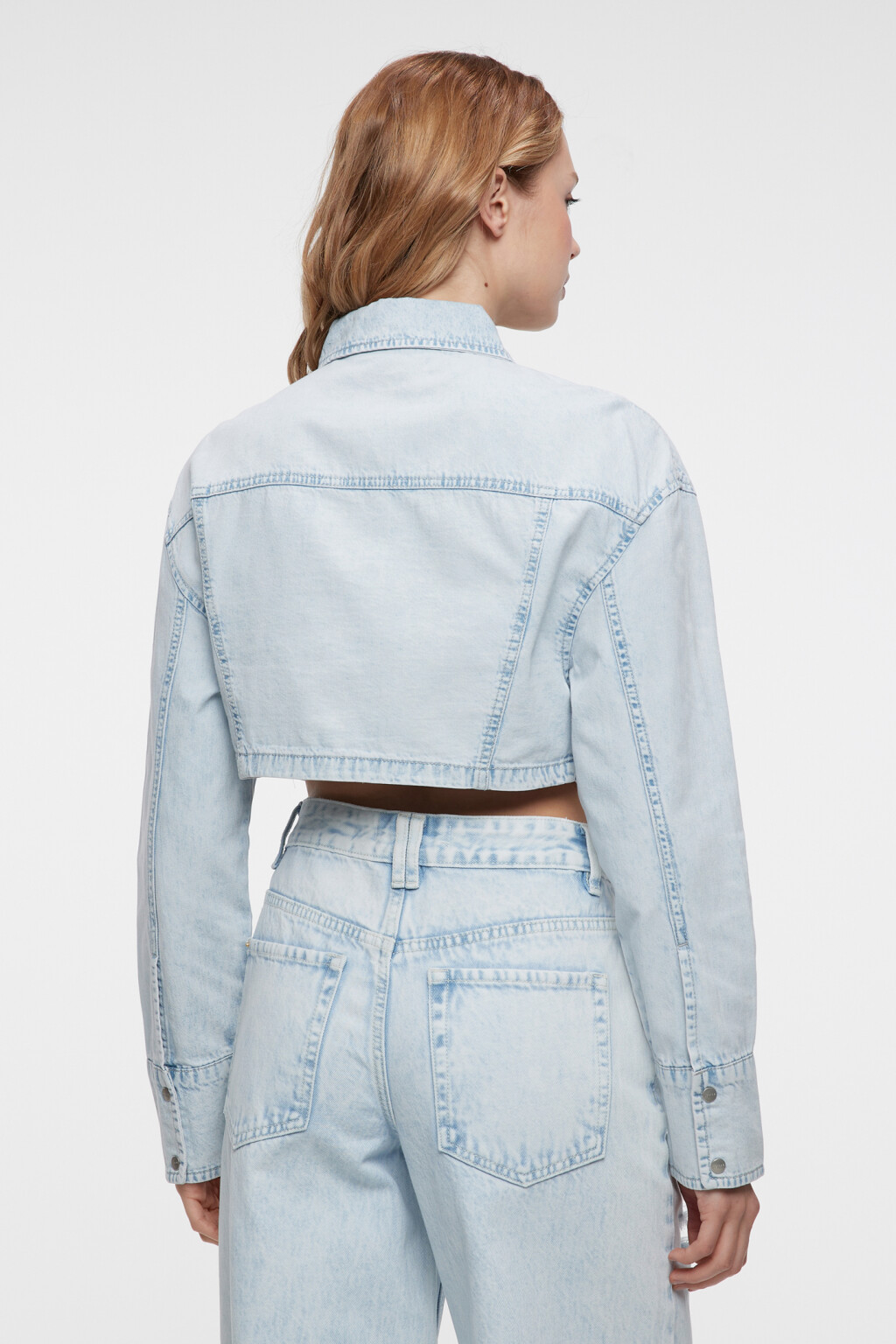 Куртка-джинсовка укороченная с нагрудными карманами - цвет голубой - 4