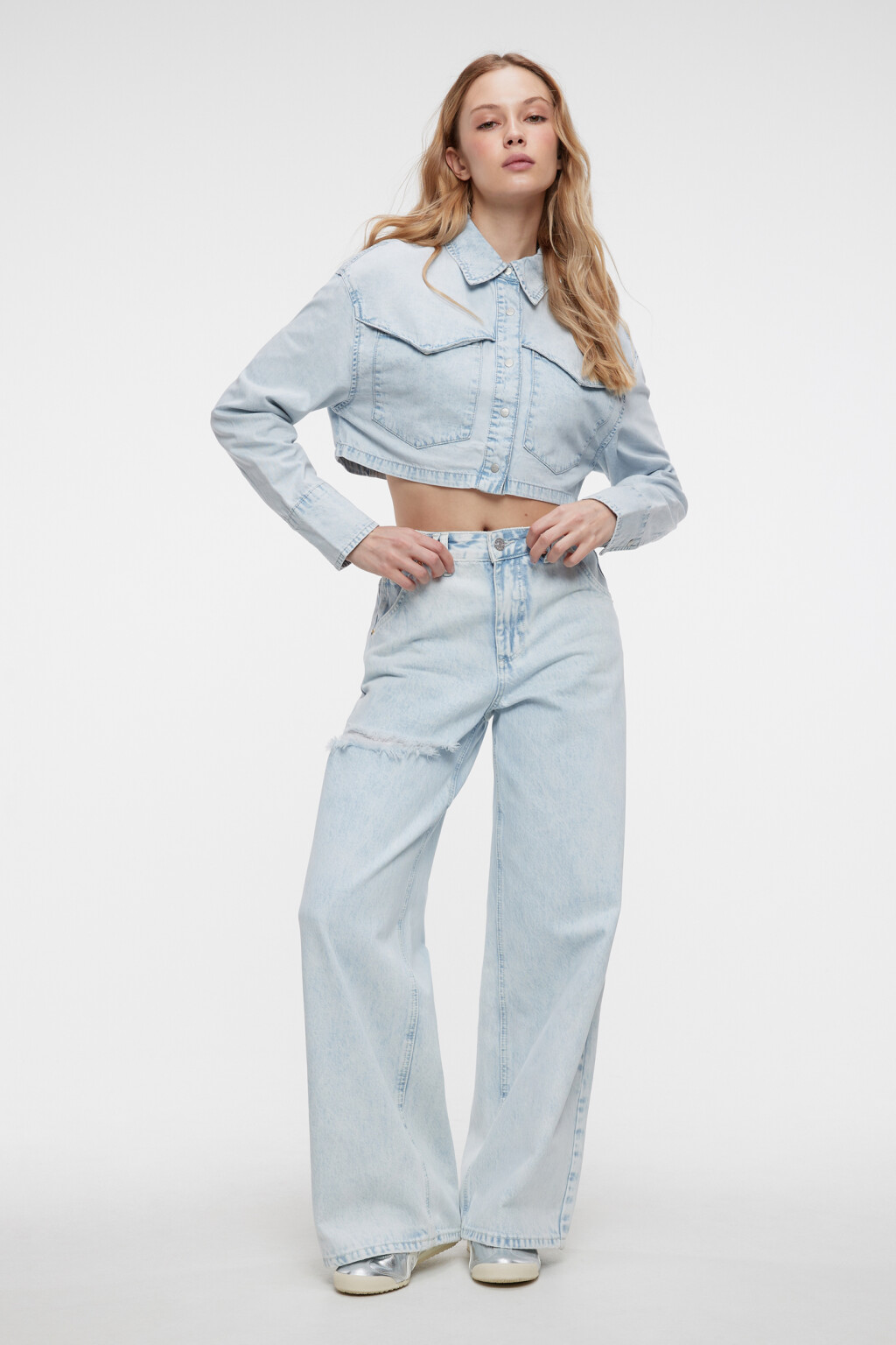 Куртка-джинсовка укороченная с нагрудными карманами - цвет голубой - 1