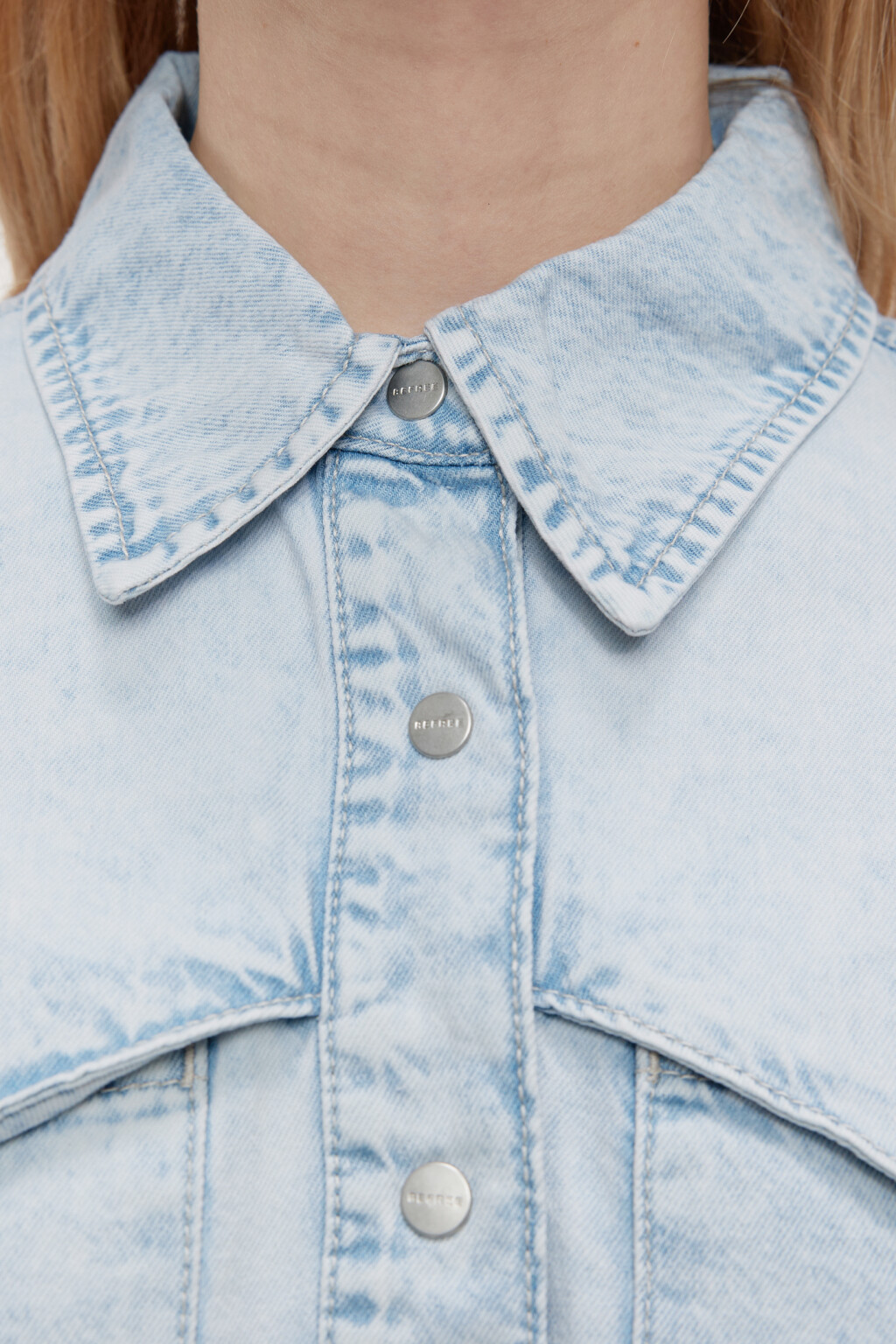 Куртка-джинсовка укороченная с нагрудными карманами - цвет голубой - 5