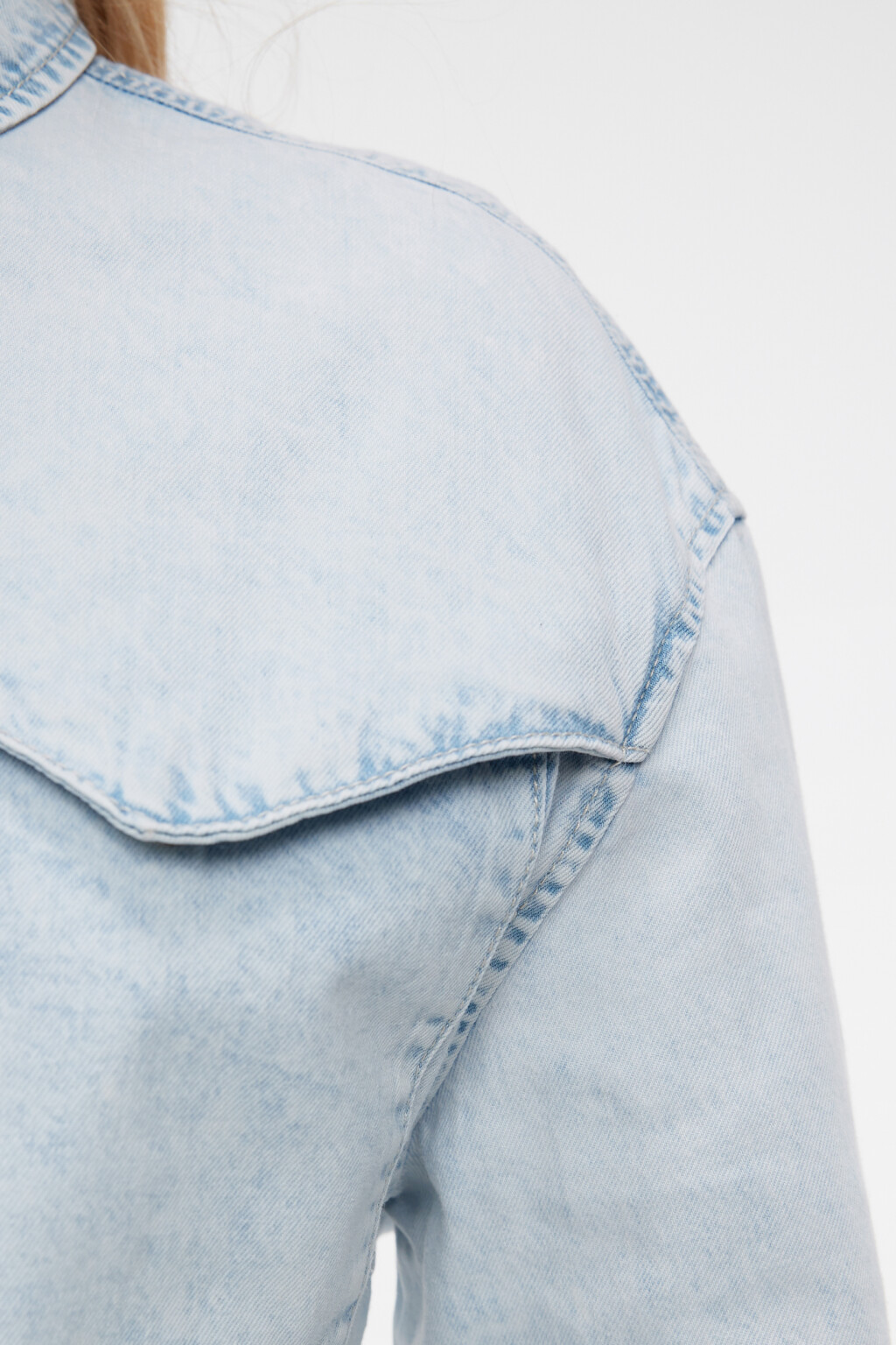 Куртка-джинсовка укороченная с нагрудными карманами - цвет голубой - 6