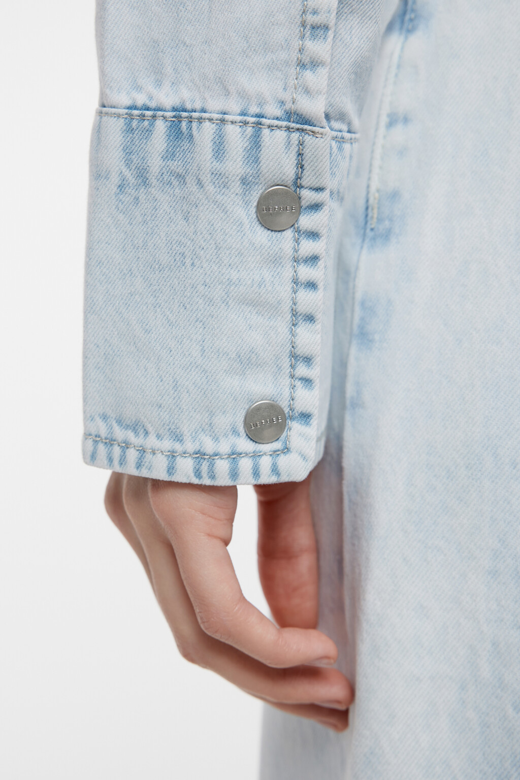 Куртка-джинсовка укороченная с нагрудными карманами - цвет голубой - 7