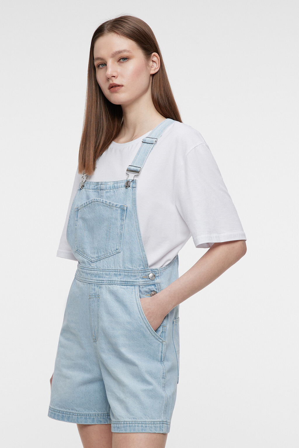 Комбинезон джинсовый короткий с шортами на лямках - цвет голубой - 3