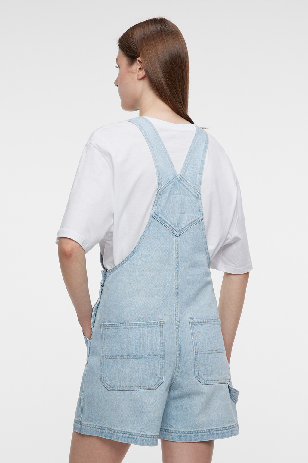 Комбинезон джинсовый короткий с шортами на лямках - цвет голубой - 4