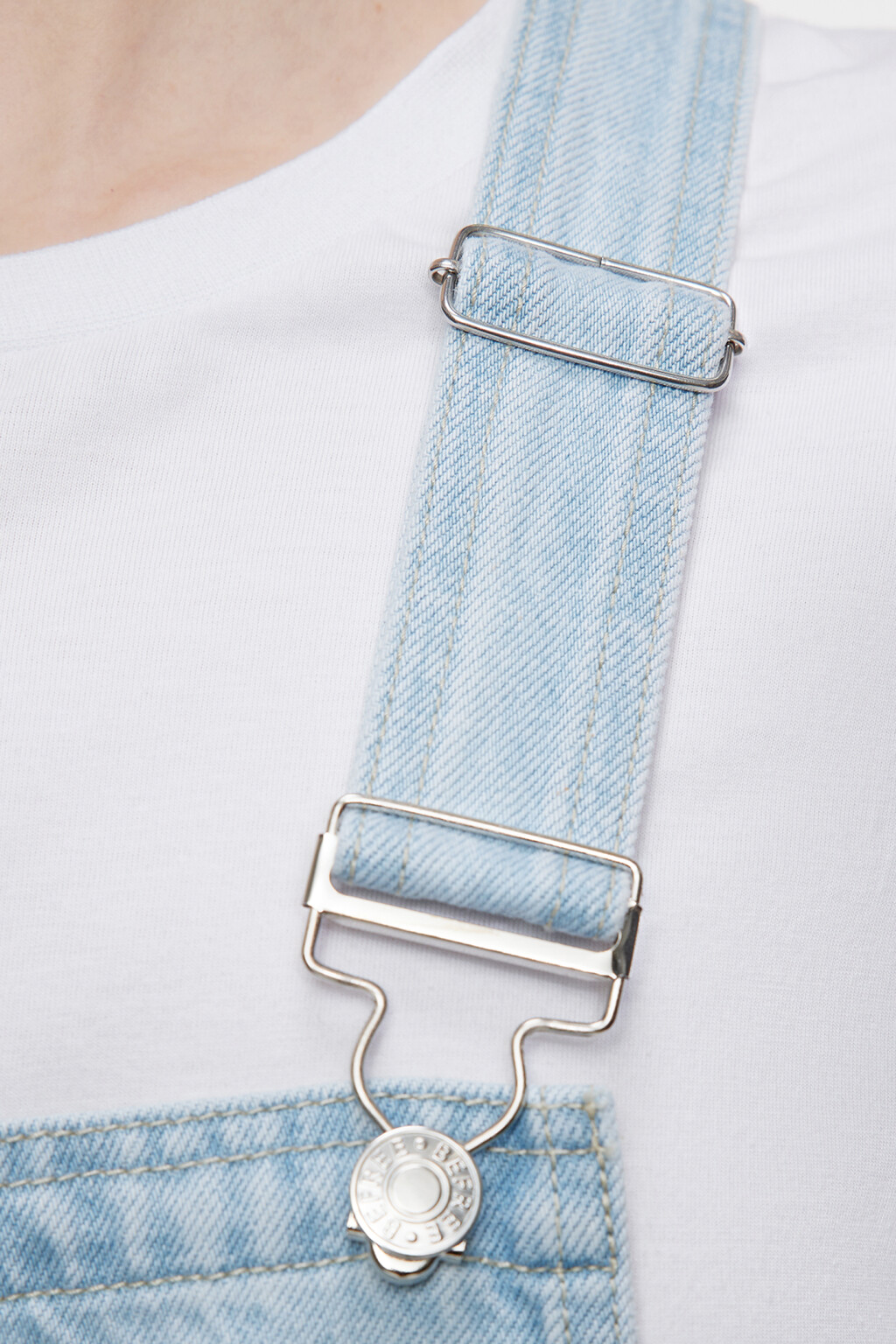 Комбинезон джинсовый короткий с шортами на лямках - цвет голубой - 5