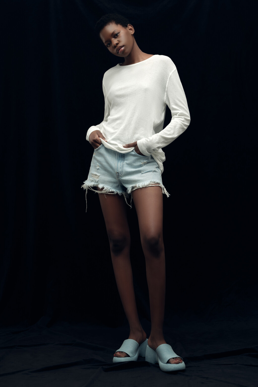 Шорты мини джинсовые с рваными краями - цвет голубой - 7