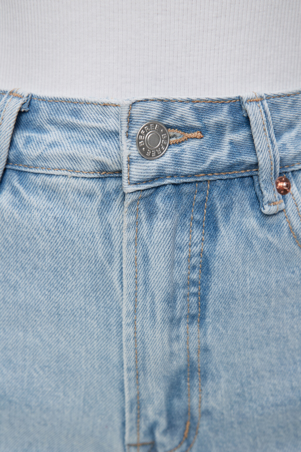 Шорты мини джинсовые с рваными краями - цвет голубой - 5