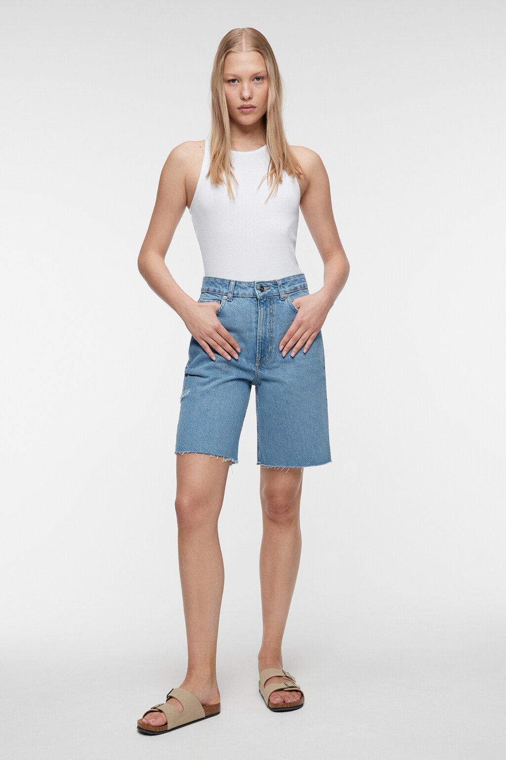 Шорты-бермуды джинсовые прямые с открытыми срезами - цвет голубой - 4