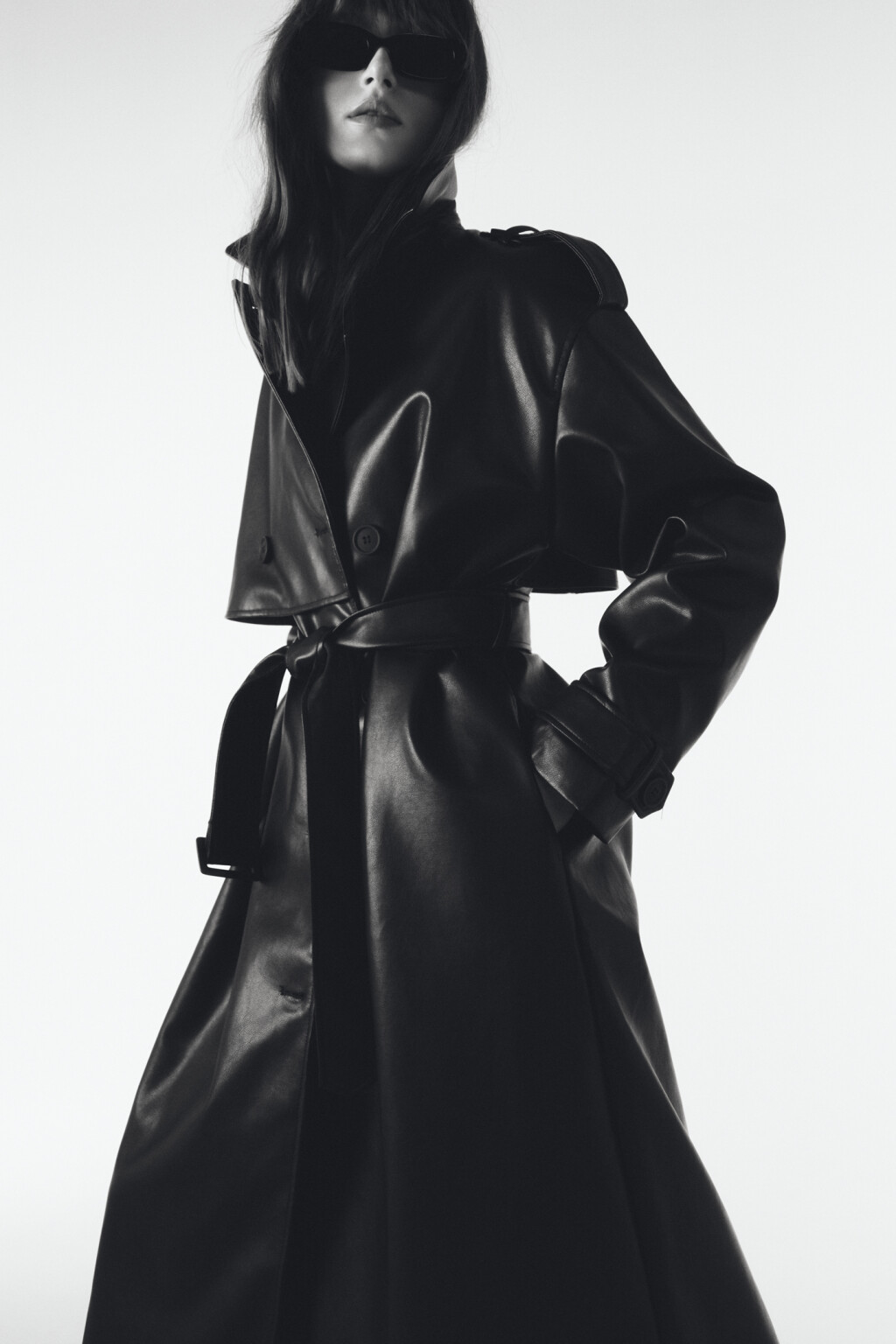 Плащ-тренчкот из искусственной кожи двубортный  с поясом - цвет черный - 11