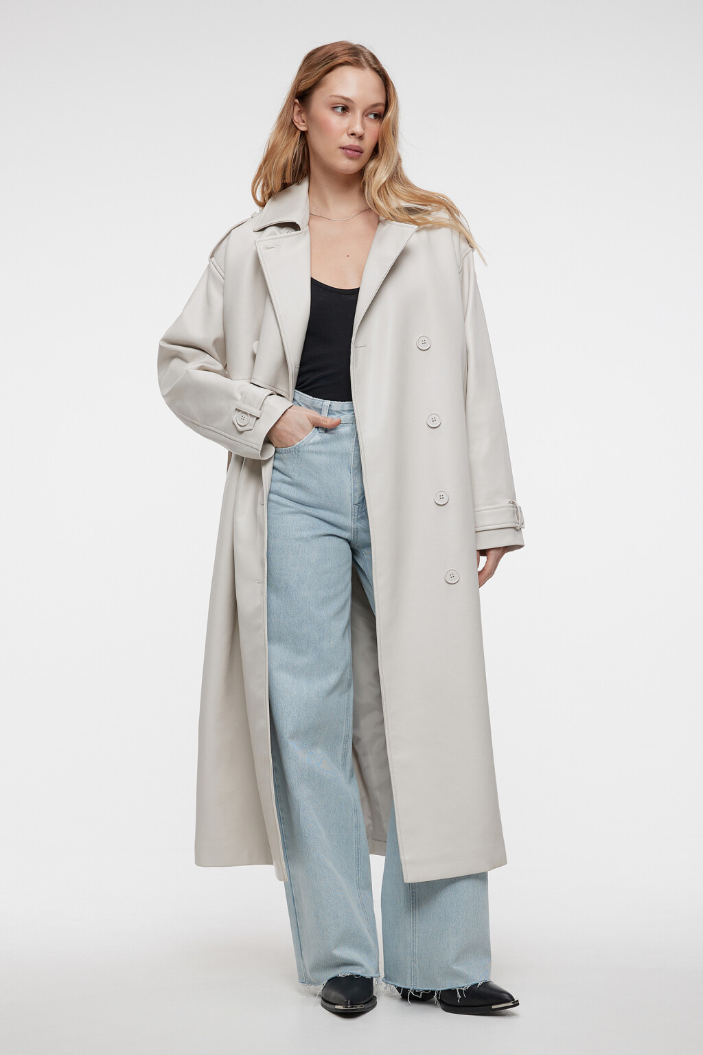 Плащ-тренчкот из искусственной кожи двубортный  с поясом - цвет бежевый - 4