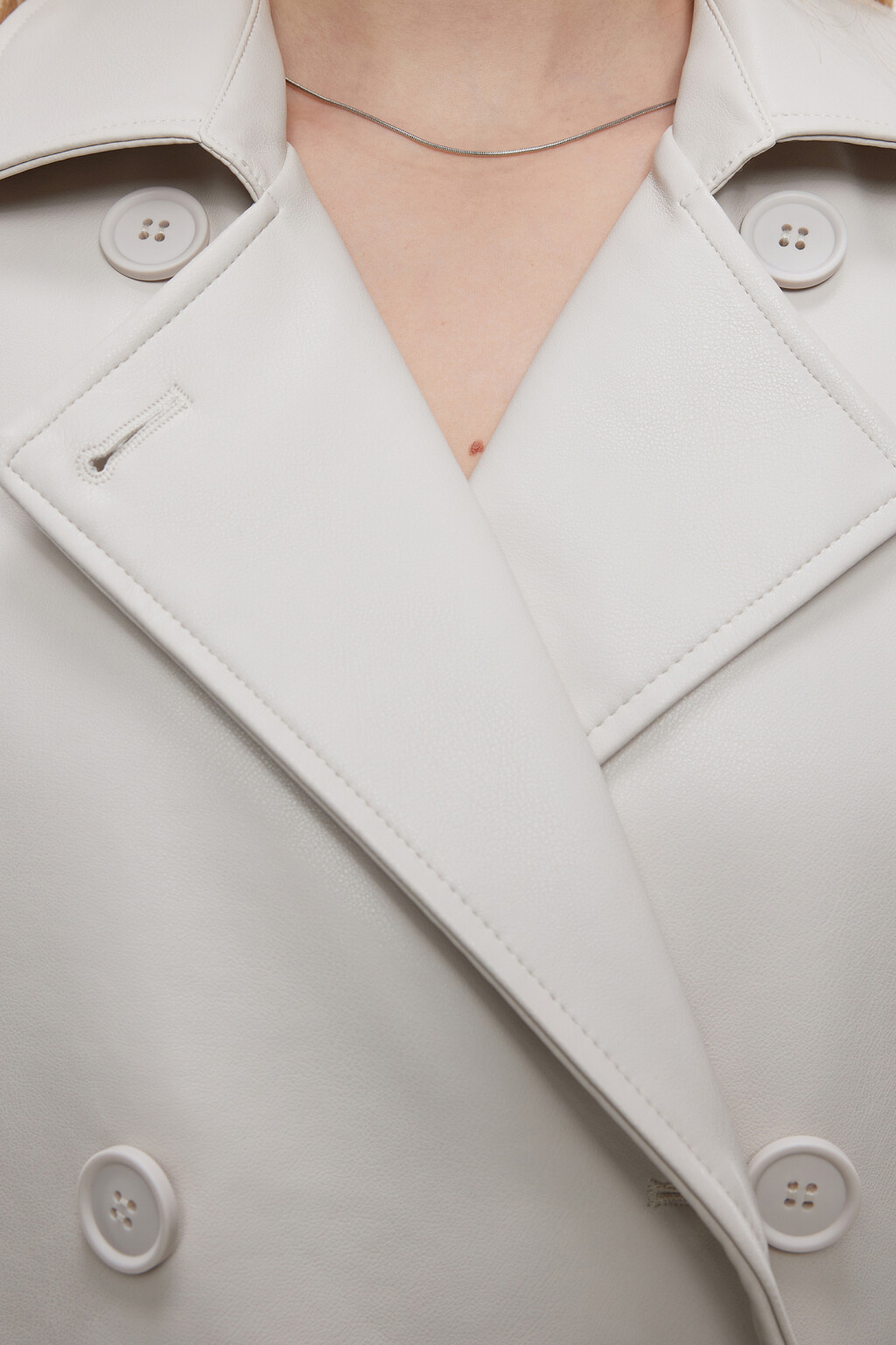 Плащ-тренчкот из искусственной кожи двубортный  с поясом - цвет бежевый - 5