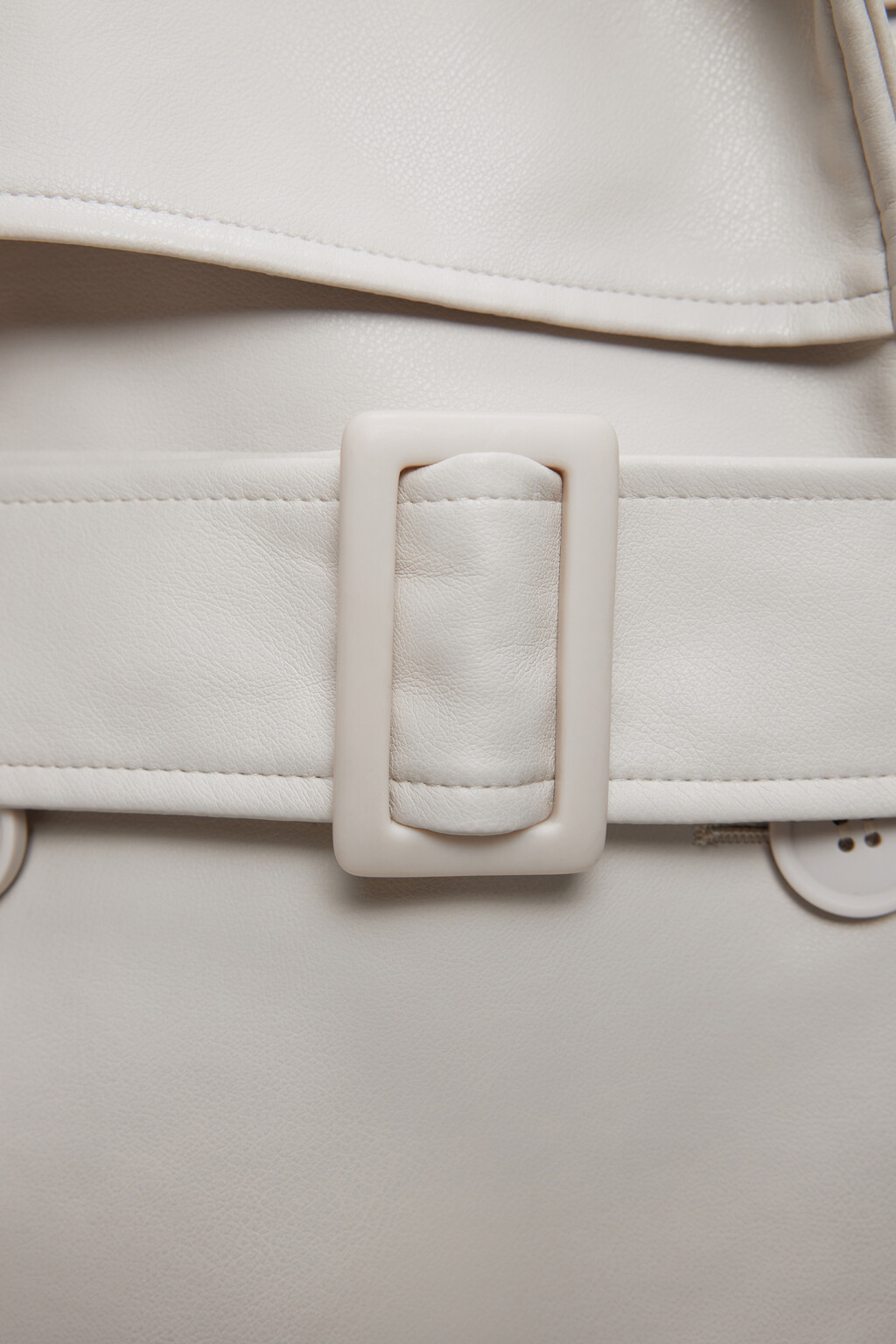 Плащ-тренчкот из искусственной кожи двубортный  с поясом - цвет бежевый - 6