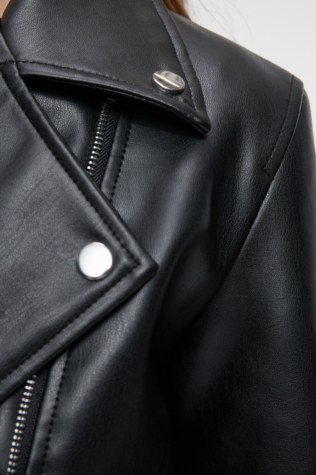 Куртка-косуха укороченная - цвет черный - 6