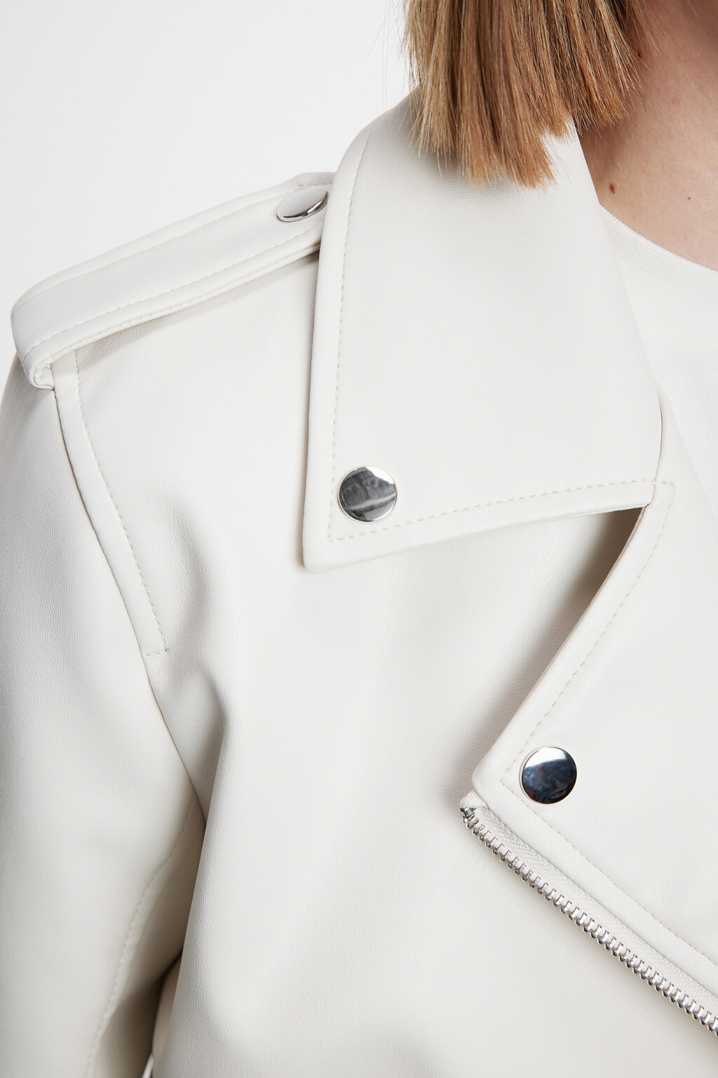 Куртка-косуха укороченная с ремнем - цвет молочный - 5