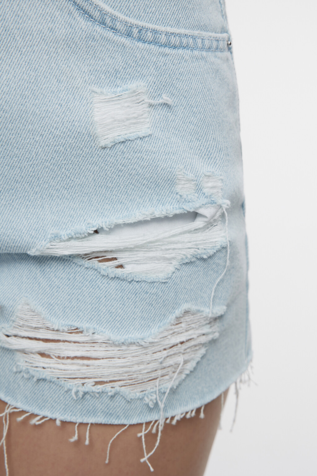 Шорты мини джинсовые облегающие с рваными краями - цвет голубой - 5