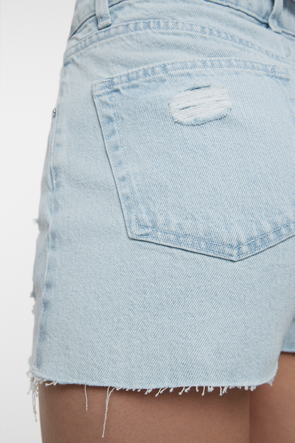 Шорты мини джинсовые облегающие с рваными краями - цвет голубой - 6