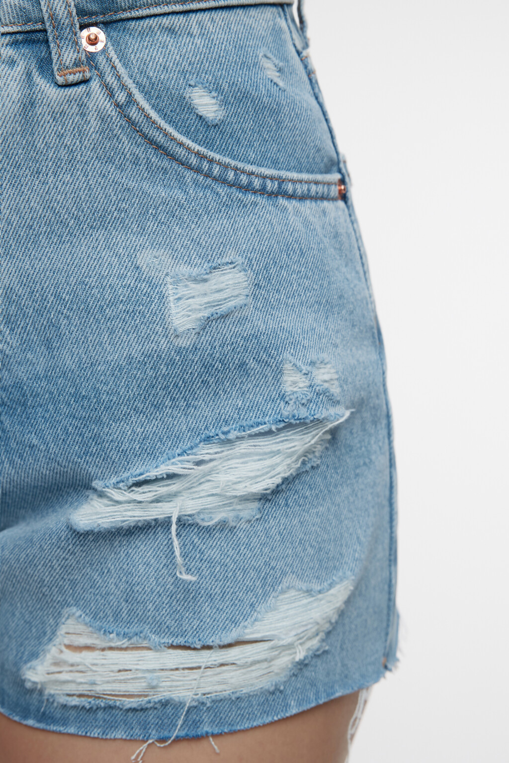 Шорты мини джинсовые облегающие с рваными краями - цвет голубой - 5