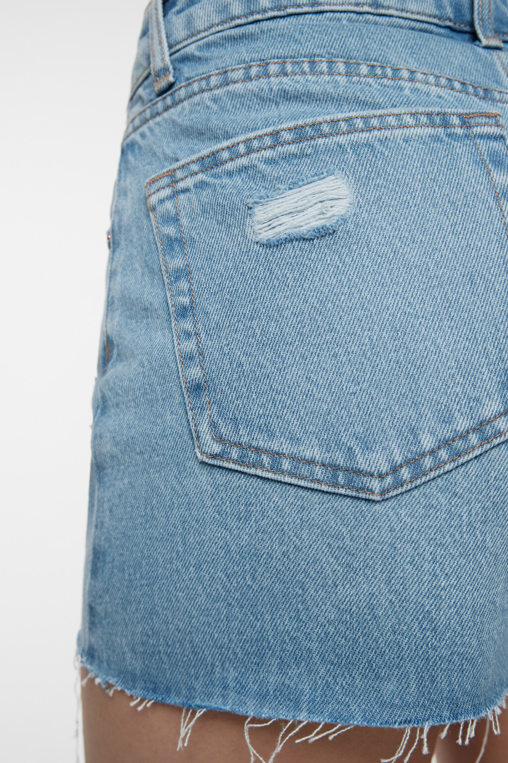 Шорты мини джинсовые облегающие с рваными краями - цвет голубой - 6