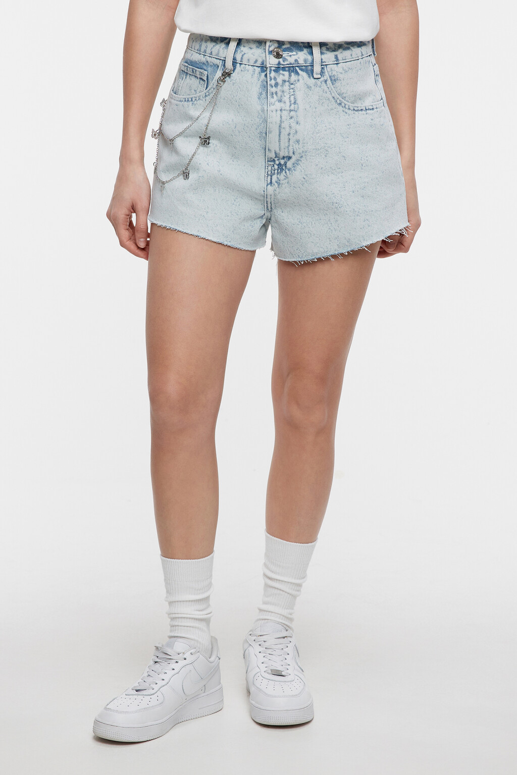 Шорты мини джинсовые с обрезанными краями и цепочкой - цвет голубой - 2