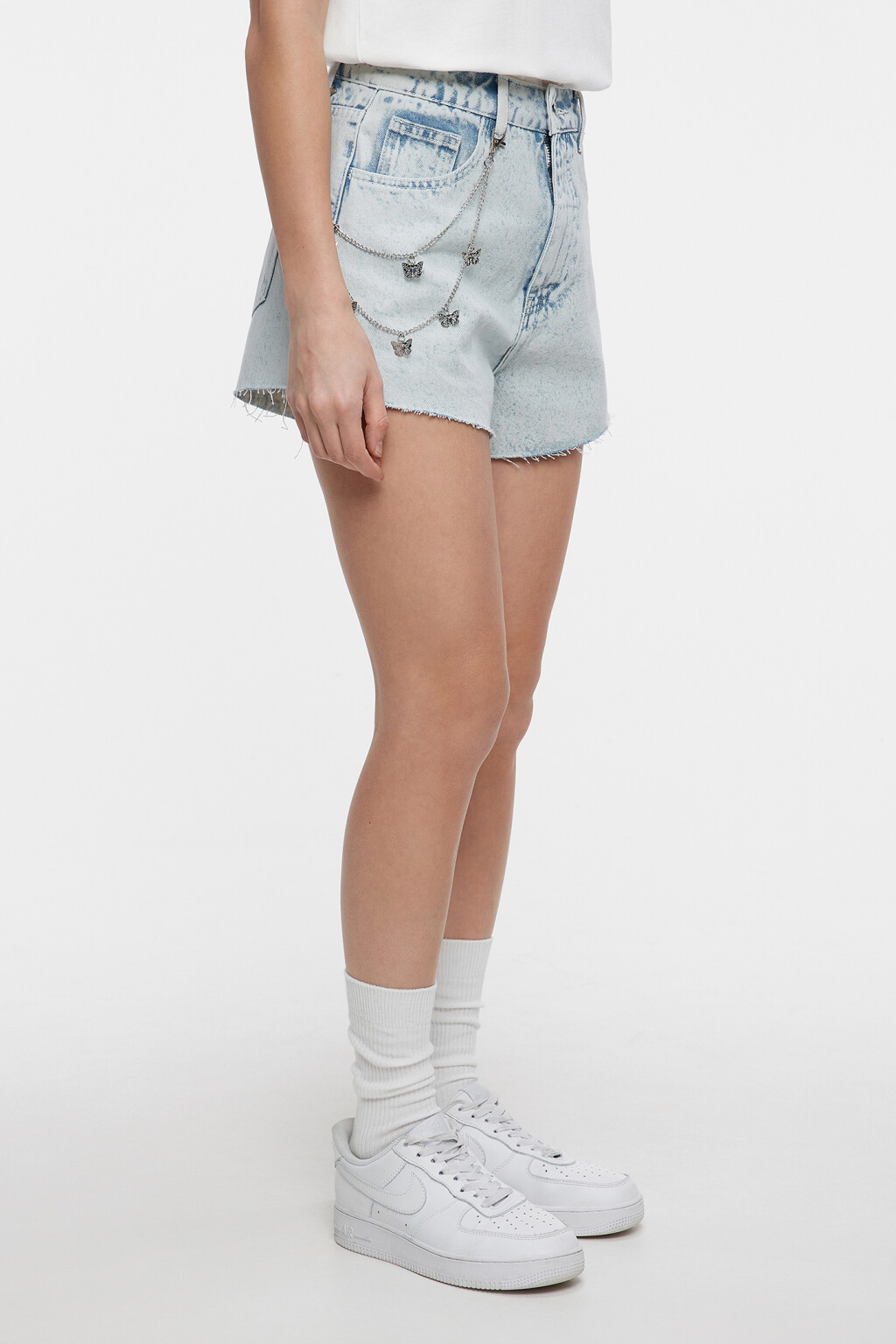 Шорты мини джинсовые с обрезанными краями и цепочкой - цвет голубой - 3