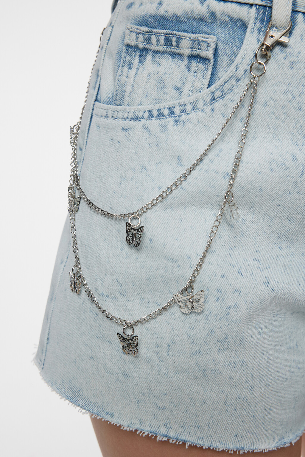 Шорты мини джинсовые с обрезанными краями и цепочкой - цвет голубой - 5