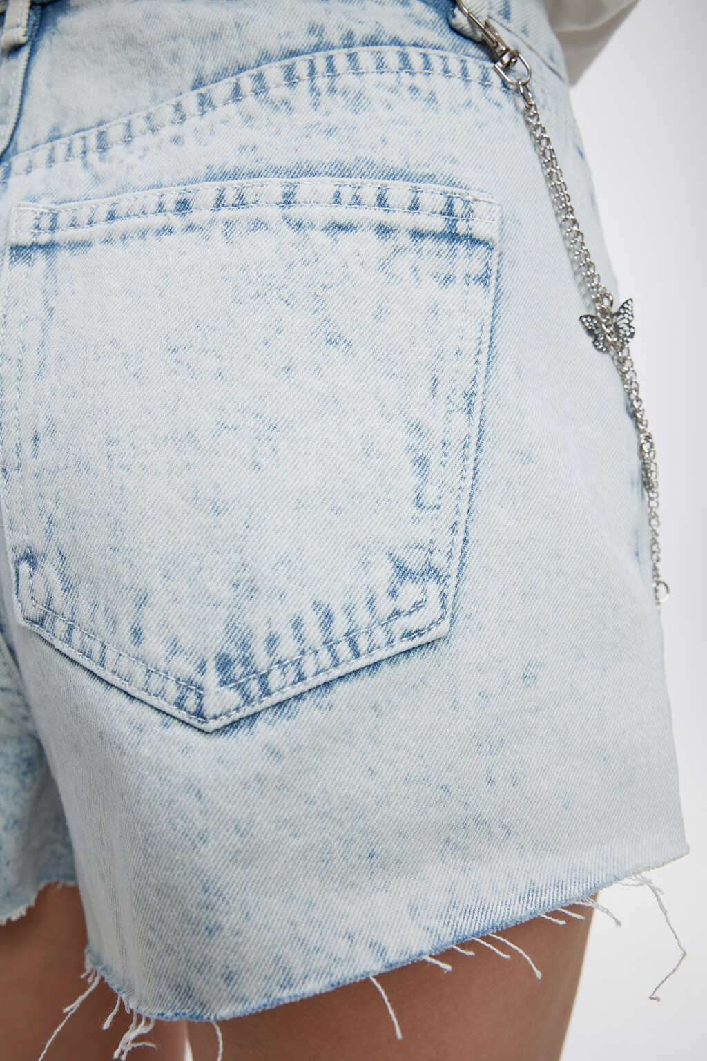 Шорты мини джинсовые с обрезанными краями и цепочкой - цвет голубой - 6