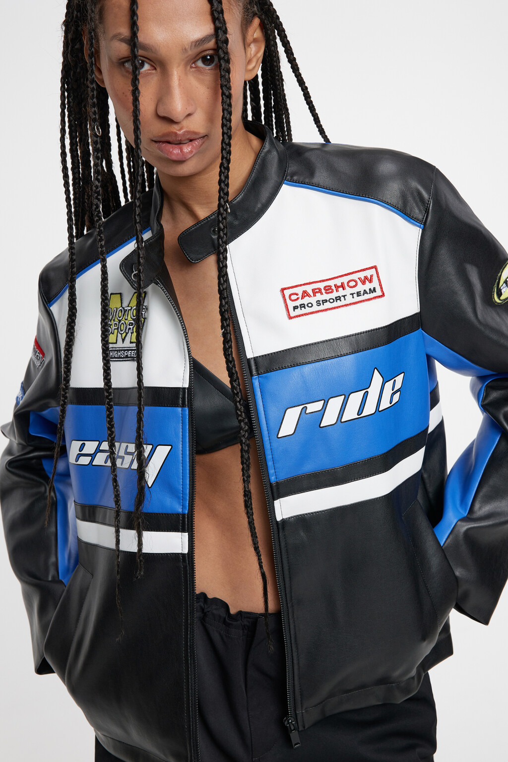 Куртка из искусственной кожи укороченная с принтом в мотостиле - цвет черный - 8