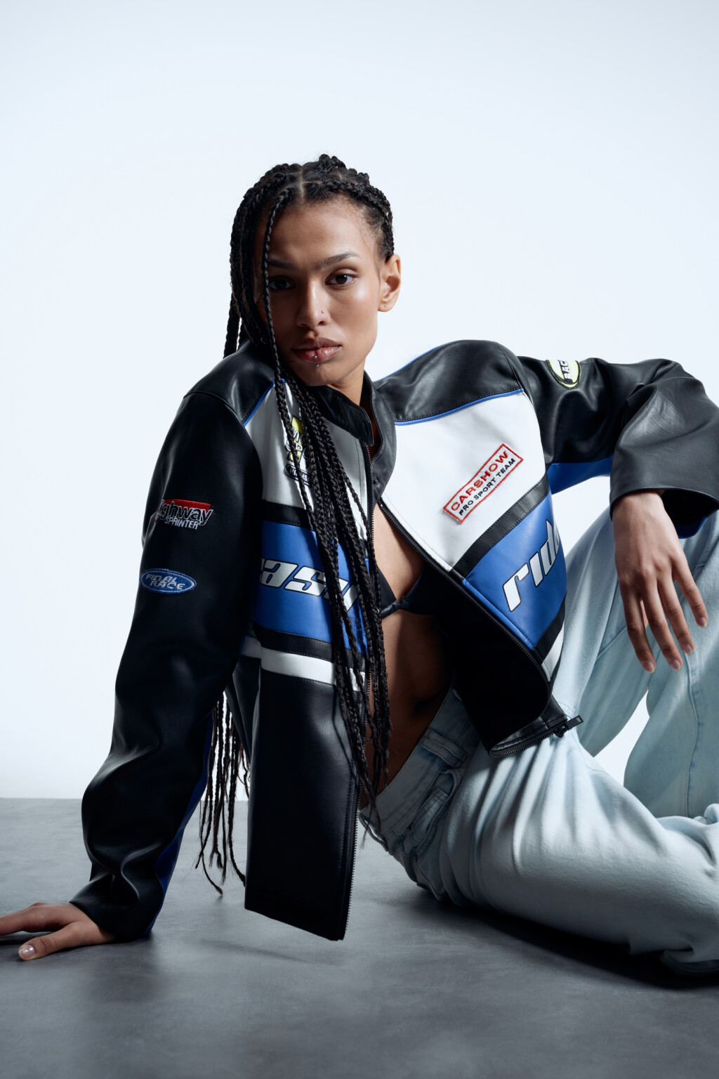 Куртка из искусственной кожи укороченная с принтом в мотостиле - цвет черный - 12