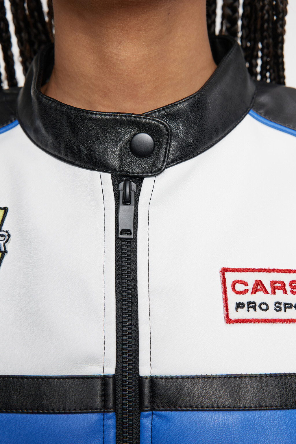 Куртка из искусственной кожи укороченная с принтом в мотостиле - цвет черный - 5