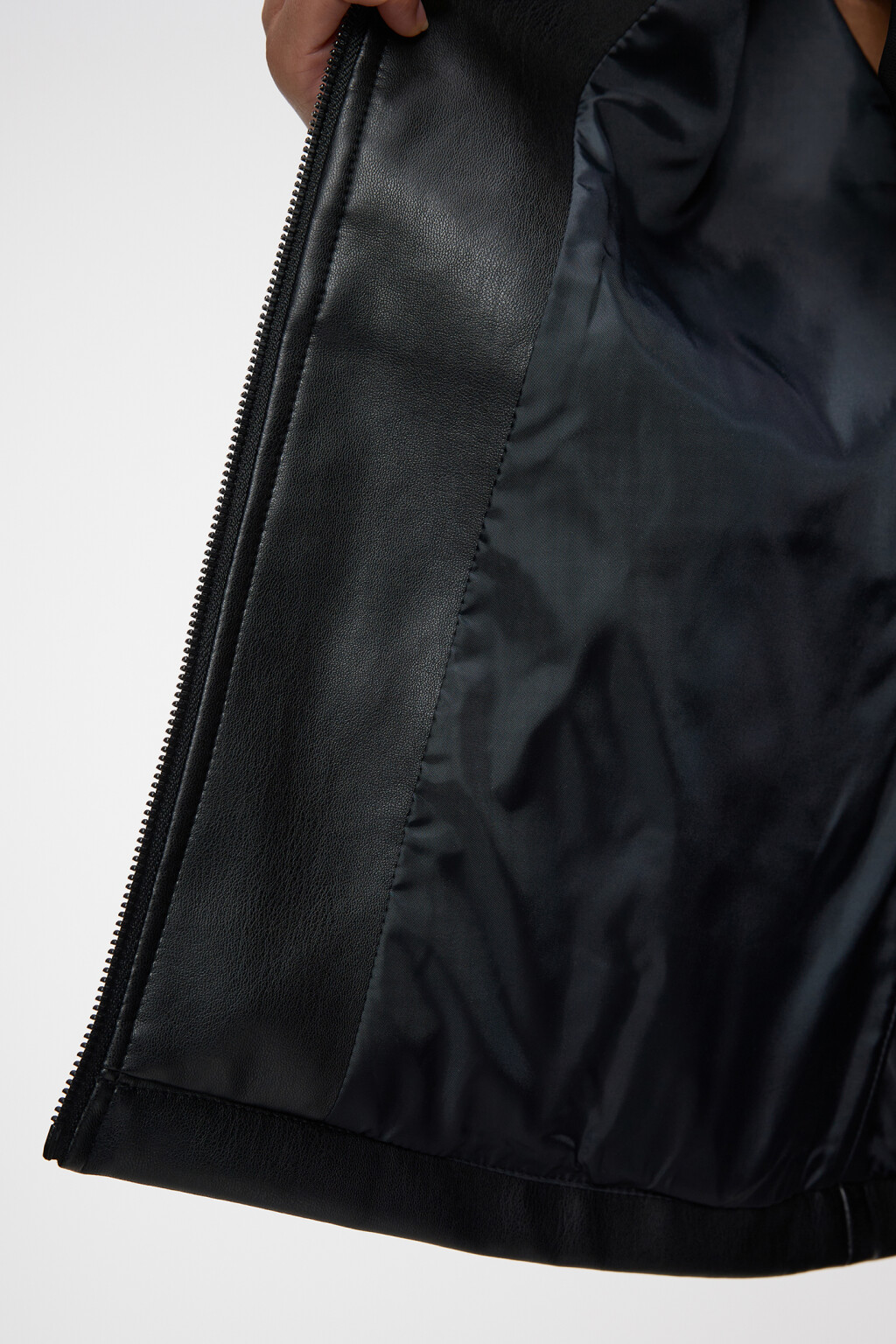 Куртка из искусственной кожи укороченная с принтом в мотостиле - цвет черный - 9