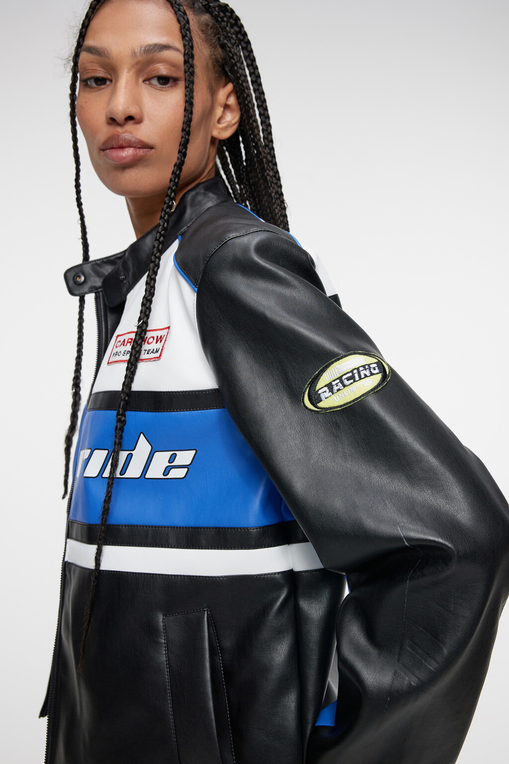 Куртка из искусственной кожи укороченная с принтом в мотостиле - цвет черный - 10