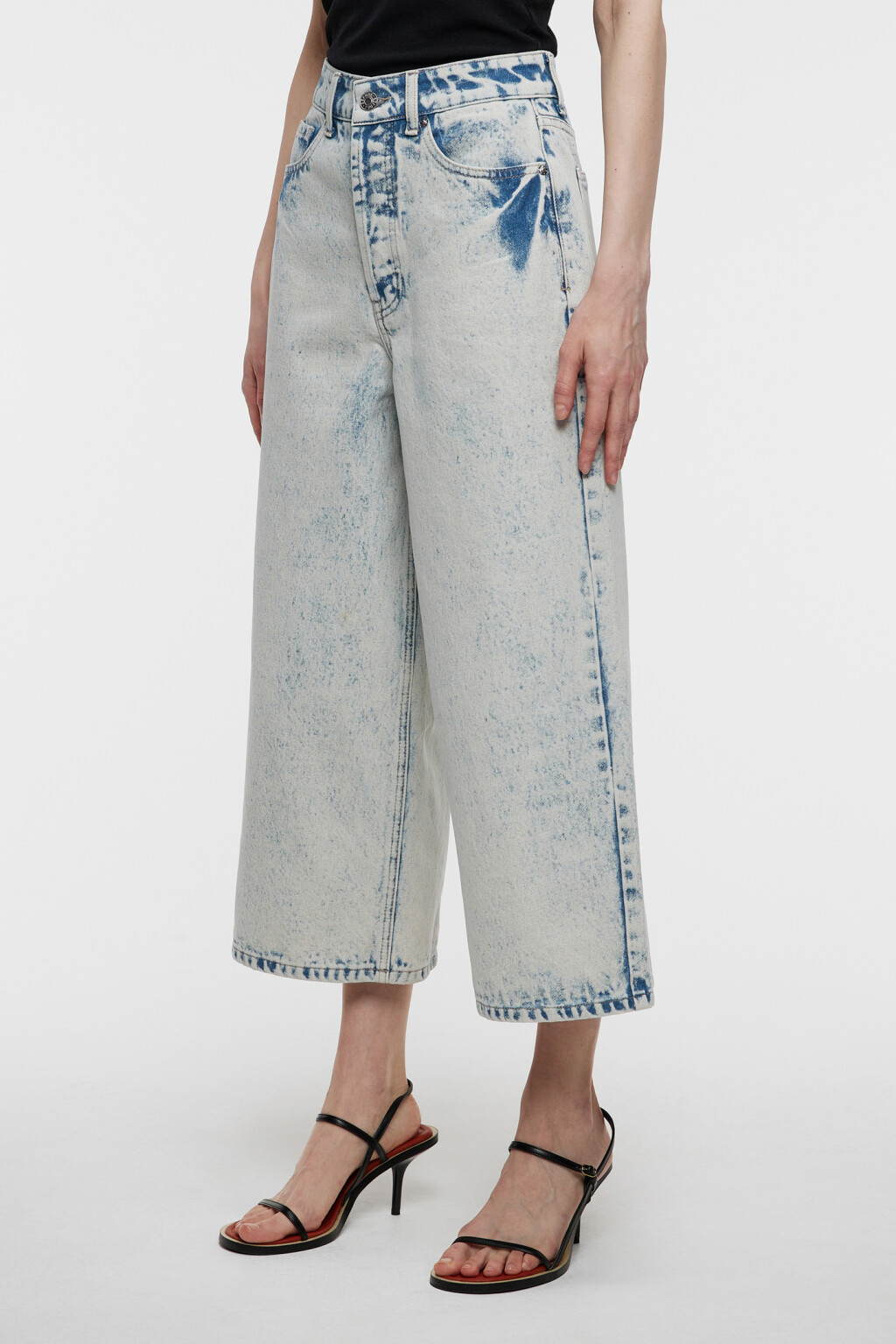 Джинсы-кюлоты широкие укороченные с вареным эффектом - цвет голубой - 2