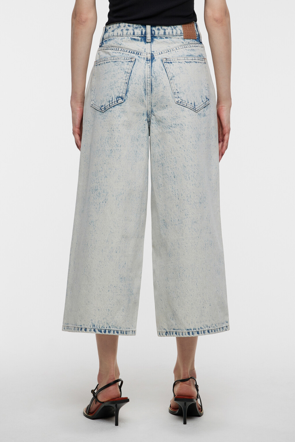Джинсы-кюлоты широкие укороченные с вареным эффектом - цвет голубой - 3