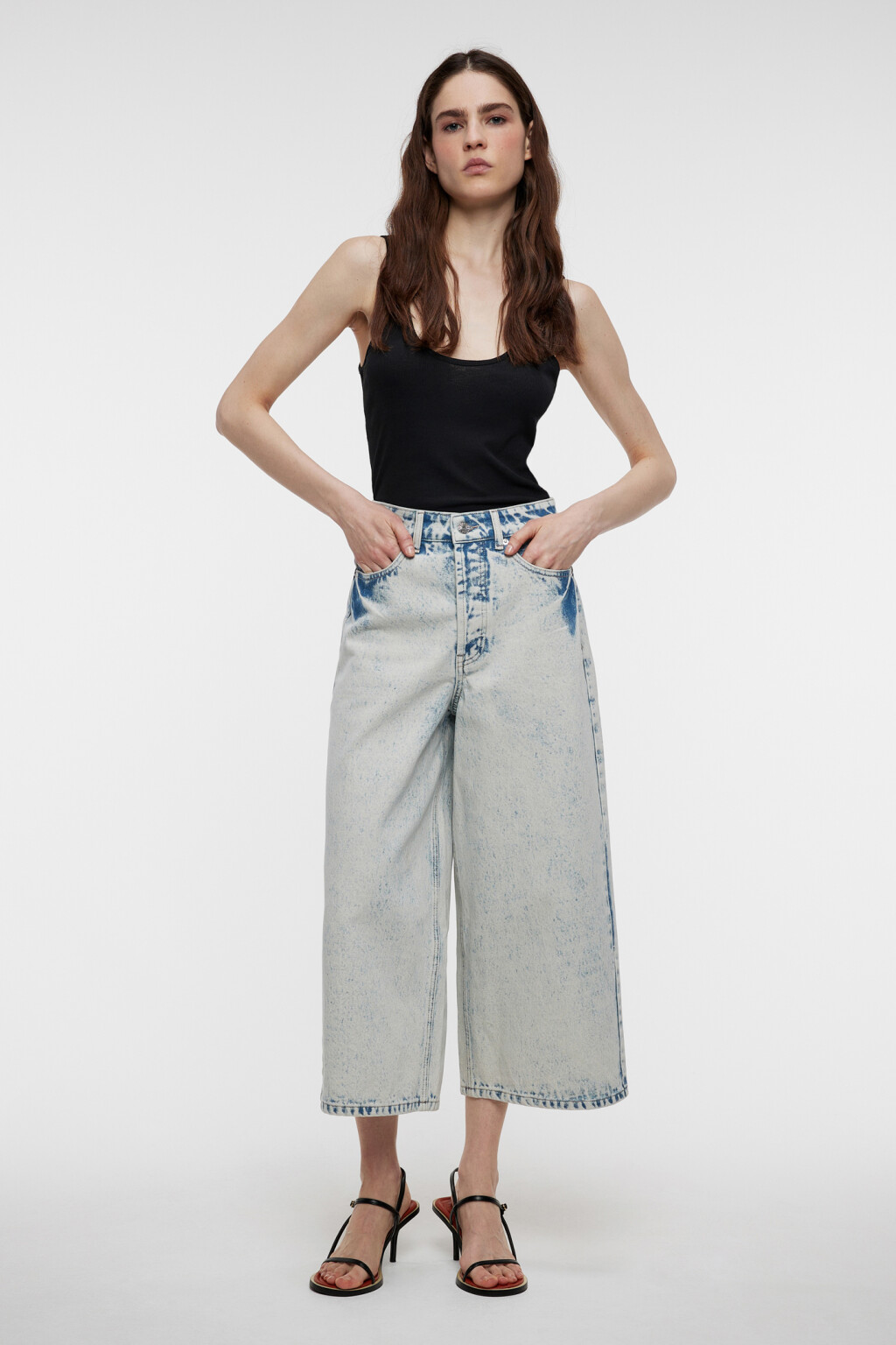 Джинсы-кюлоты широкие укороченные с вареным эффектом - цвет голубой - 4