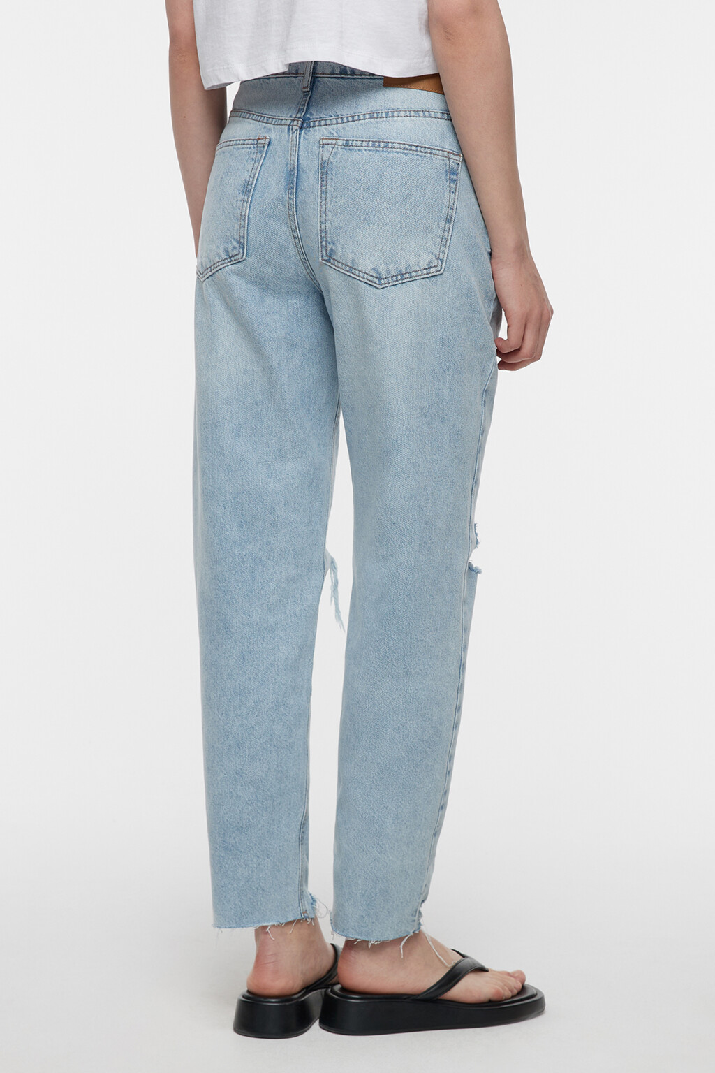 Джинсы mom's с рваными краями и коленями - цвет голубой - 4