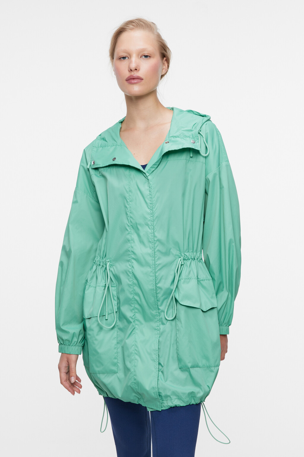 Плащ-дождевик oversize с капюшоном и поясом-кулиской - цвет зеленый - 2