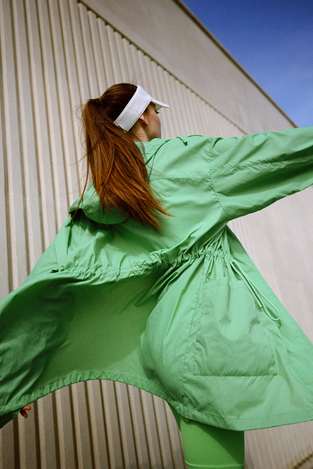 Плащ-дождевик oversize с капюшоном и поясом-кулиской - цвет зеленый - 9
