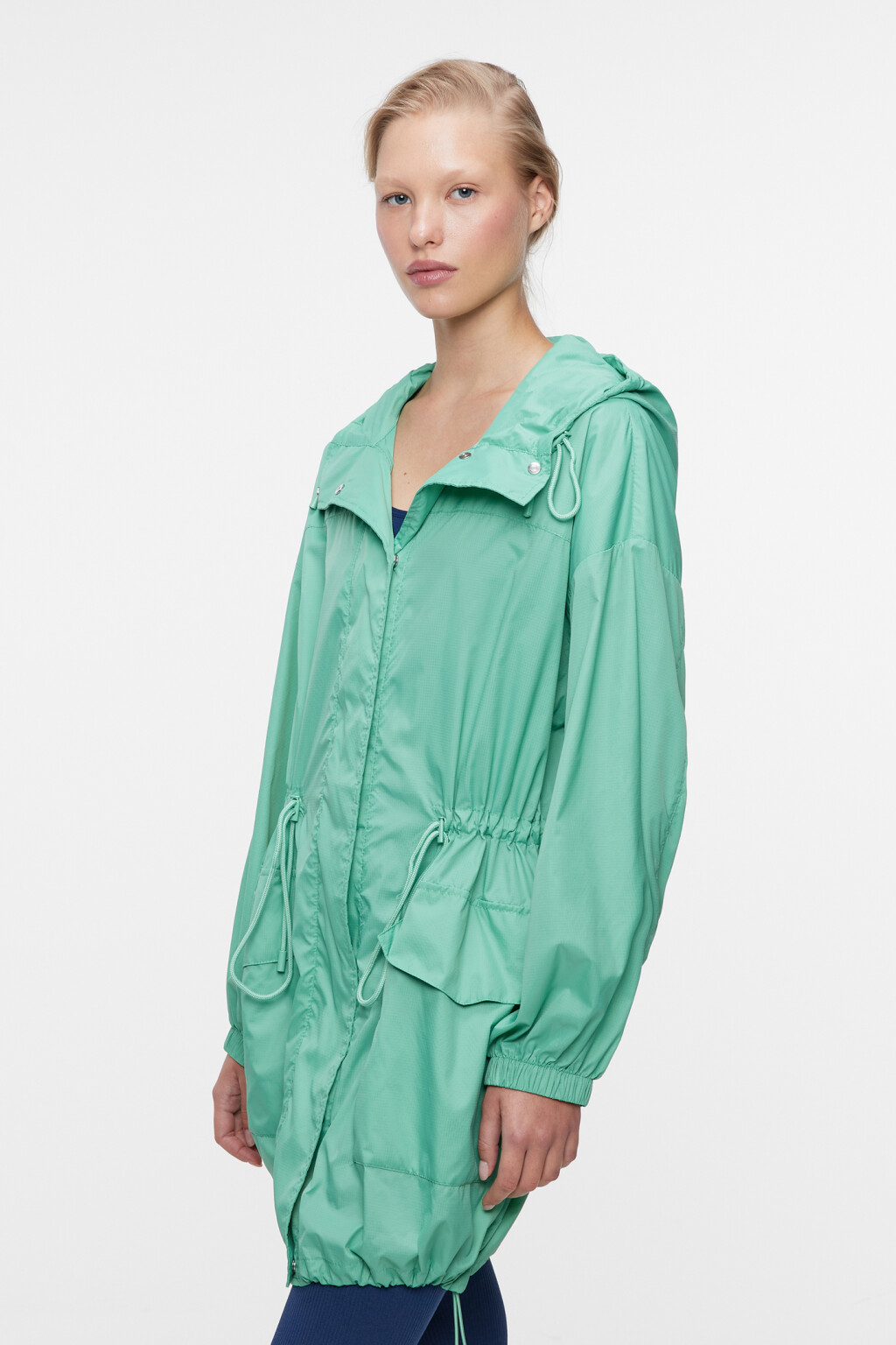 Плащ-дождевик oversize с капюшоном и поясом-кулиской - цвет зеленый - 3