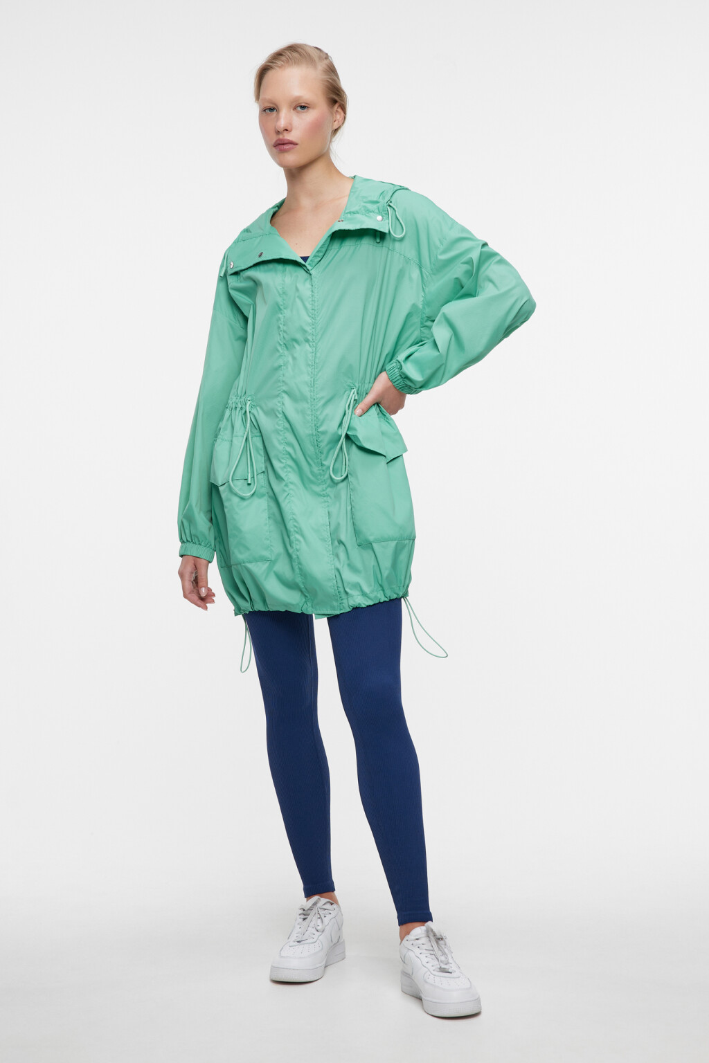 Плащ-дождевик oversize с капюшоном и поясом-кулиской - цвет зеленый - 1