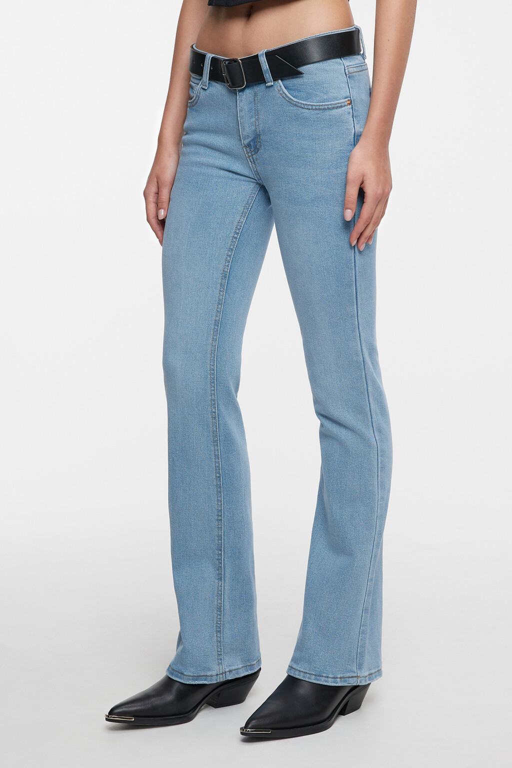 Джинсы bootcut расклешенные с ремнем из искусственной кожи - цвет голубой - 2