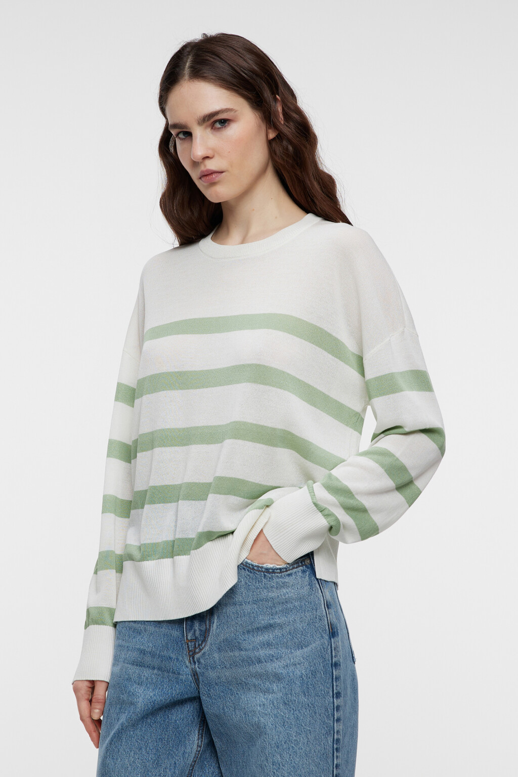 Свитер вискозный тонкой вязки с разрезами по бокам - цвет зеленый - 2