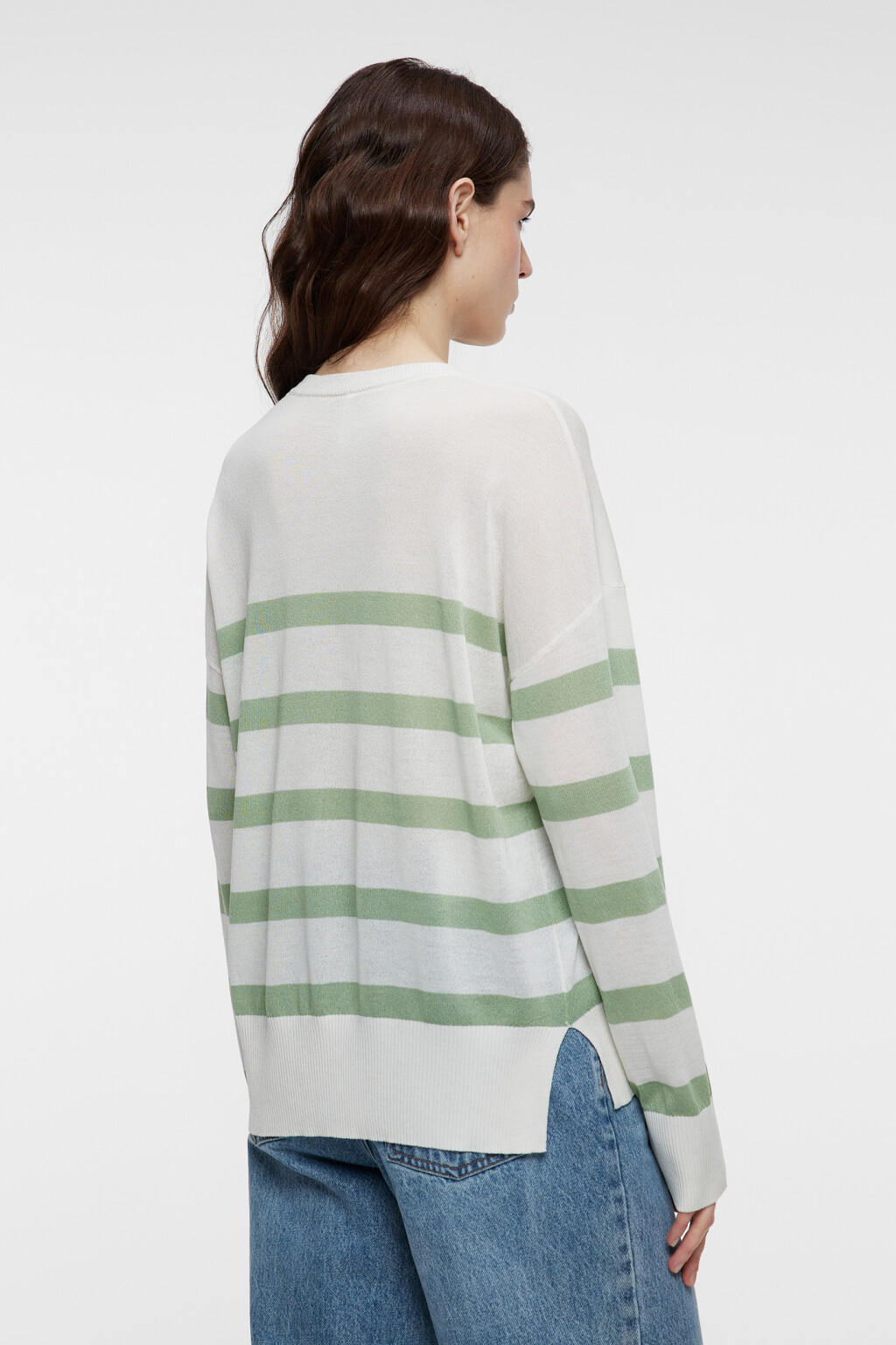 Свитер вискозный тонкой вязки с разрезами по бокам - цвет зеленый - 3