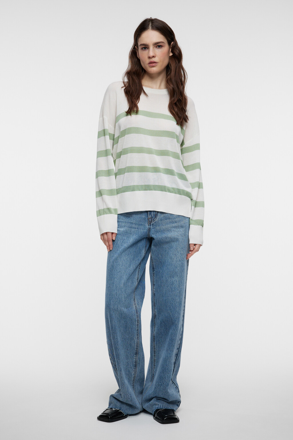 Свитер вискозный тонкой вязки с разрезами по бокам - цвет зеленый - 4