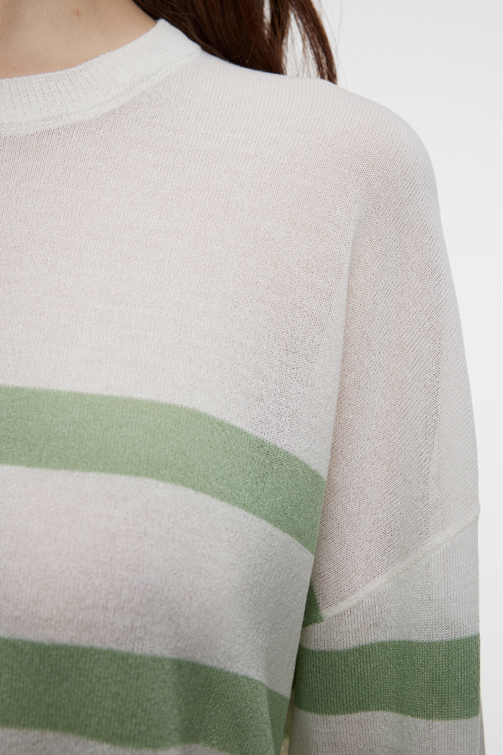 Свитер вискозный тонкой вязки с разрезами по бокам - цвет зеленый - 5