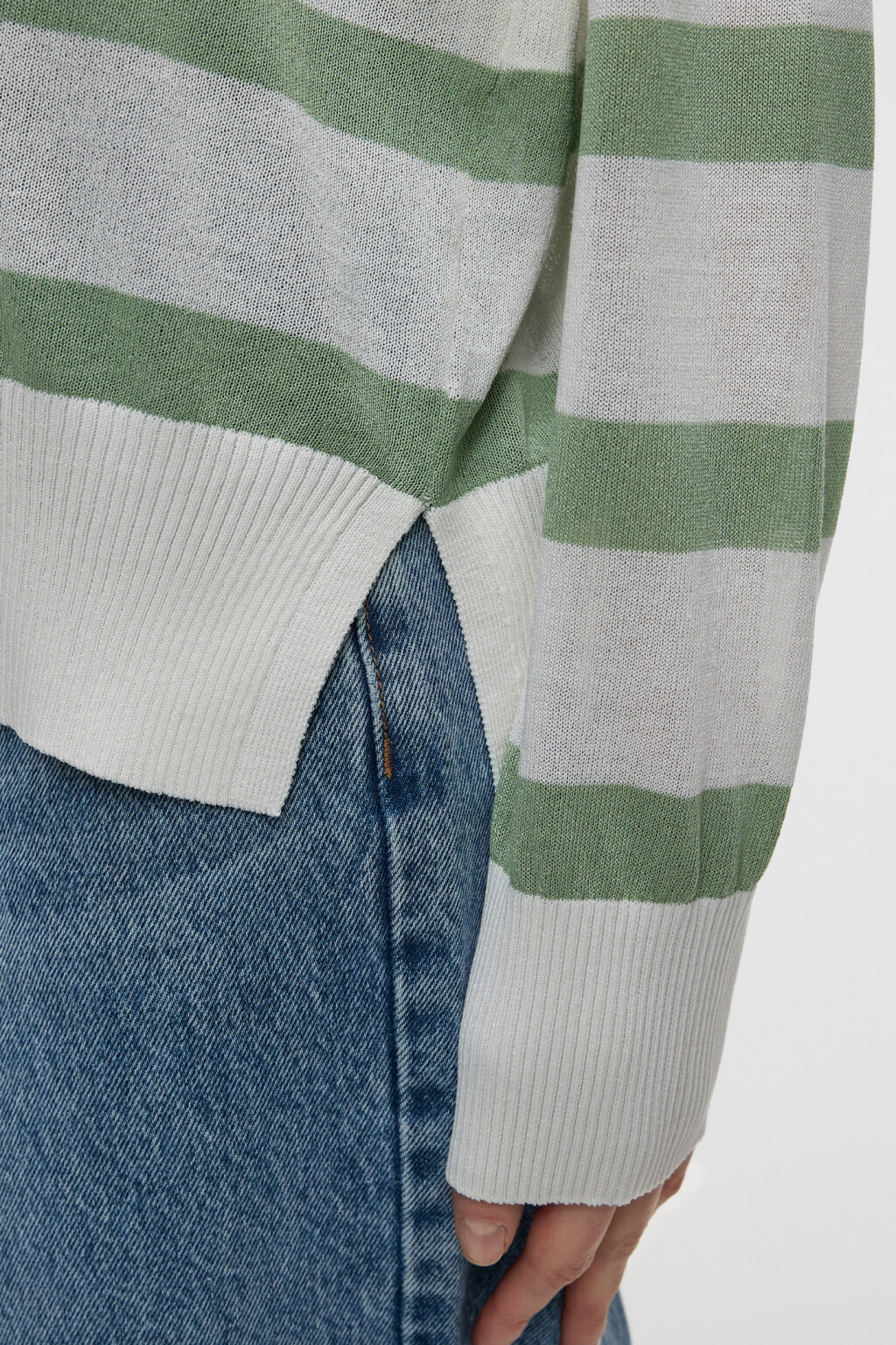 Свитер вискозный тонкой вязки с разрезами по бокам - цвет зеленый - 7